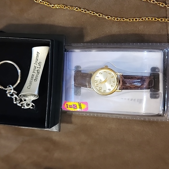 Bundle- Jewelery Inc Liz Claiborne Stunning Broach, Resting Beach Face & More - Picture 5 of 10